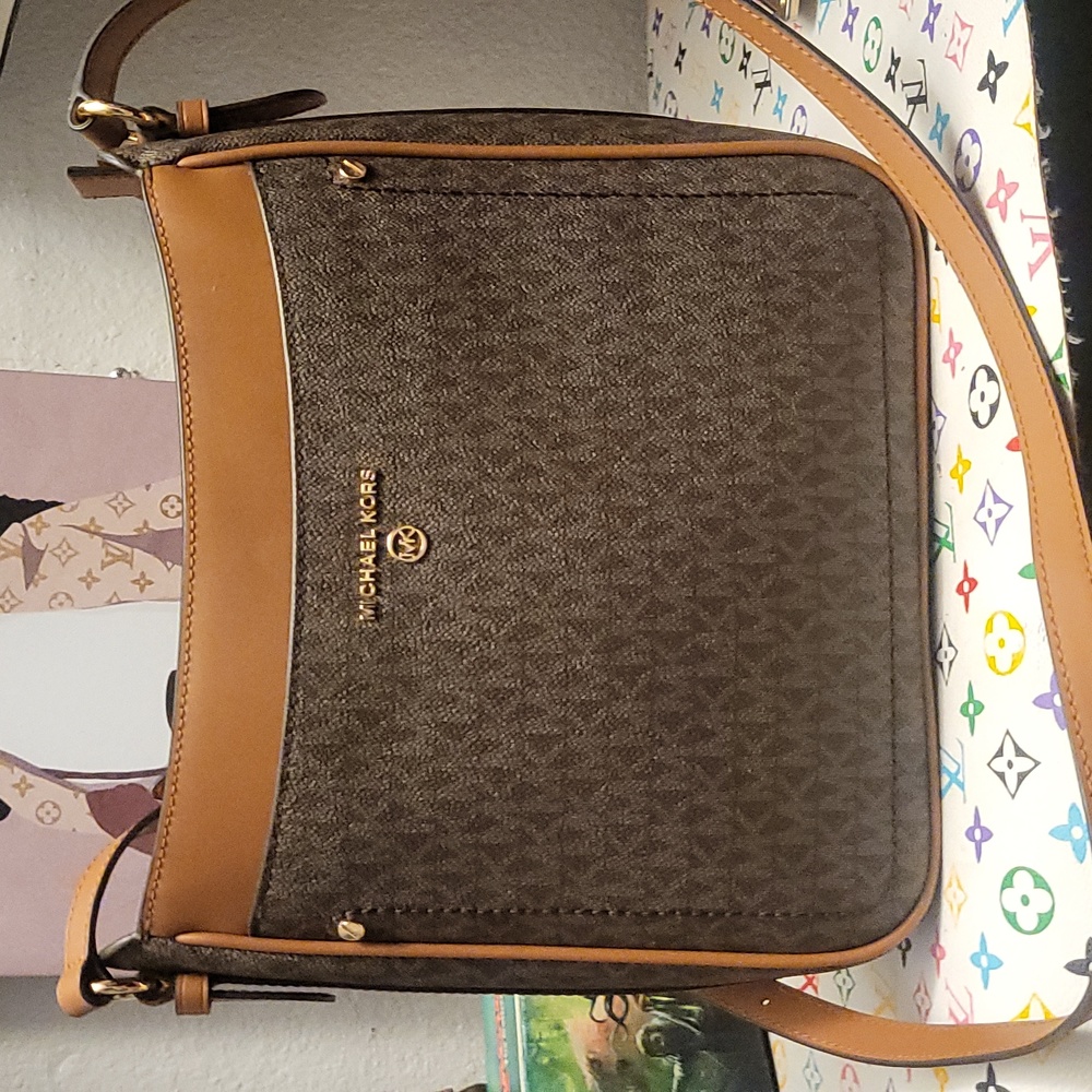 Michael kors jet set charm purse